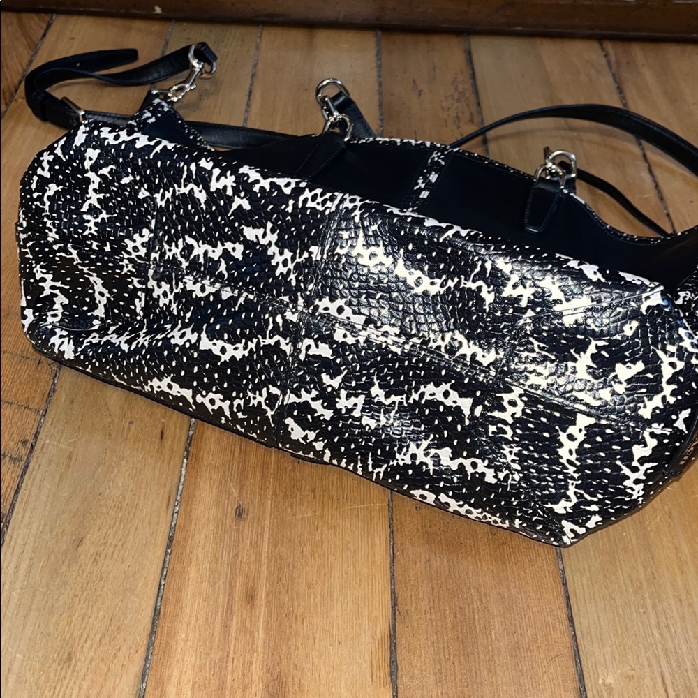 Coach Bleecker Cooper satchel in two-tone black gold python-embossed leather - Picture 5 of 10